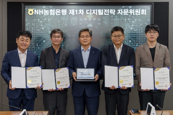 24일 중구 소재 농협은행 본사에서 디지털전략 자문위원회를 출범하여 자문위원을 위촉하고, 기념사진을 촬영하고 있다.(왼쪽부터) 구태언 법무법인 린 테크 총괄변호사, 주재걸 카이스트 AI대학원 교수, 정재호 농협은행 디지털전략사업부문 부행장, 안현실 서울대학교 공학전문대학원 객원교수, 하정우 네이버클라우드 AI 이노베이션 센터장. / 사진=NH농협은행 제공