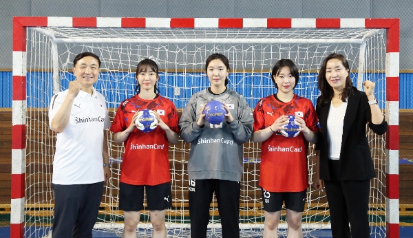 신한금융그룹(회장 진옥동)은 '2024 파리올림픽'에 출전하는 5개 후원 종목 국가대표팀에 격려금을 전달했다고 25일 밝혔다. 24일 오전 신한카드 문동권 사장은 올림픽핸드볼경기장에서 여자 핸드볼 국가대표팀을 만나 그룹의 격려금과 응원메시지를 전달했다. 문 사장이 여자 핸드볼 국가대표 신은주 선수, 박새영 선수, 우빛나 선수, 대한핸드볼협회 장리라 부회장과 함께 대표팀의 선전을 기원했다. / 사진=신한카드 제공
