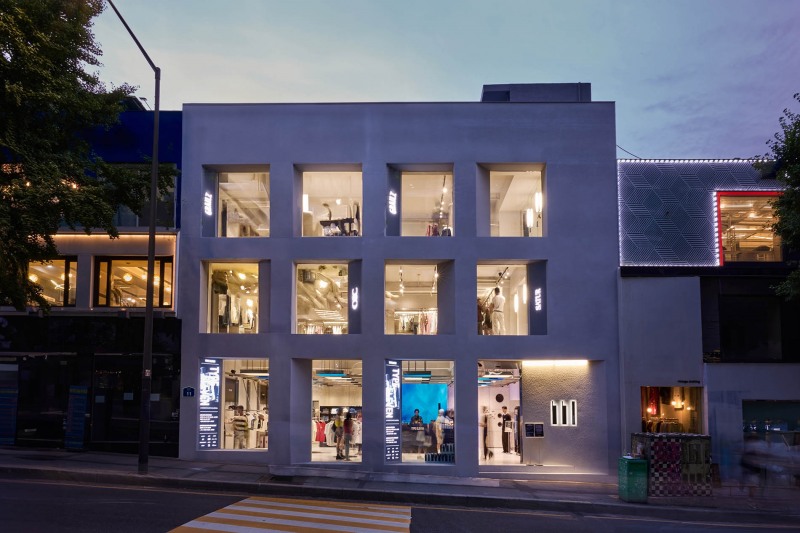 ‘K패션’ 매력에 빠진 홍대..‘타입일레븐’ 오픈 성황