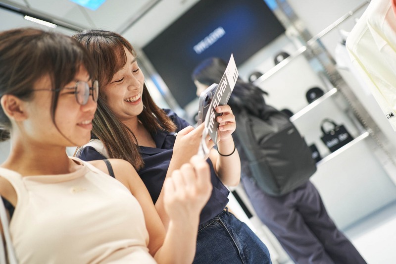 ‘K패션’ 매력에 빠진 홍대..‘타입일레븐’ 오픈 성황