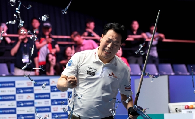 우승 세리머니를 하는 강동궁