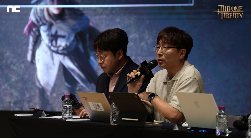 이용자 질문에 답변하는 엔씨소프트 'TL' 총괄 최문영 캡틴(오른쪽)(제공=엔씨소프트).