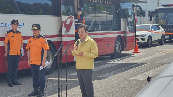 김동연 경기도지사가 25일 오후 화성시 서신면 화재 현장에서 브리핑을 하고 있다.(사진=뉴시스)