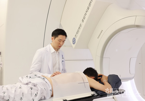 김경환교수가치료시작전환자를살피고있다