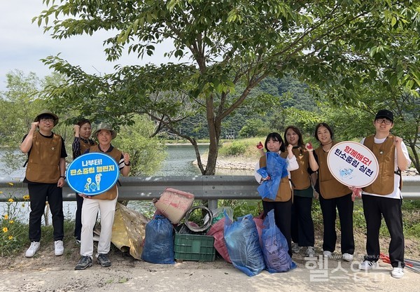 박원주전남환경보건센터장(왼쪽)등이최근화순금전저수지일대에서쓰레기줍기활동을진행했다.