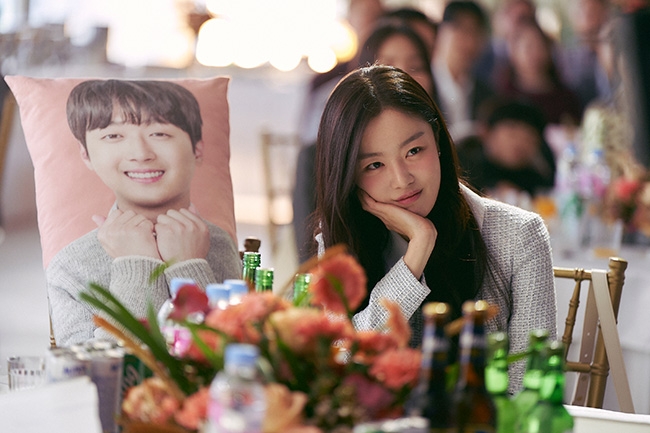 ‘파일럿’ 한선화, 조정석의 파격 변신 돕는 ASMR 뷰티 유튜버로 완벽 변신