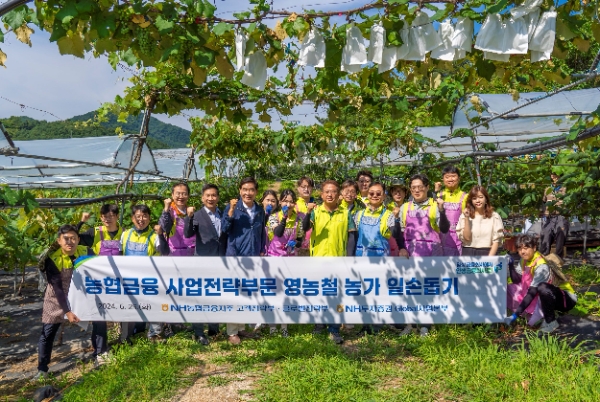 이기현 NH농협금융 사업전략부문 부사장(앞줄 오른쪽에서 네 번째), 김홍욱 NH투자증권 글로벌사업본부 본부장(앞줄 오른쪽에서 세 번째), 김재헌 NH농협은행 남양주시부장(앞줄 오른쪽에서 일곱 번째), 최상복 화도농협 조합장(앞줄 오른쪽에서 여섯 번째) 및 소관 임직원들이 기념촬영을 하고 있다. / 사진=NH농협금융 제공