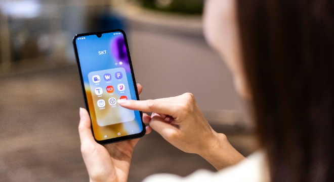 SK텔레콤(SKT)은 30만 원대 중반 가격의 5G 스마트폰 ‘갤럭시 와이드7’를 공식 온라인몰 T다이렉트샵과 오프라인 매장 T월드에서 단독 출시한다고 26일 밝혔다. (사진 = SKT 제공)
