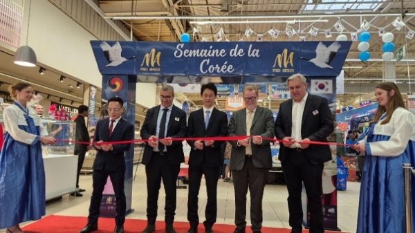(좌측부터) ‘키엠 트안 나트’T&T Foods 대표, ‘카림 달리’ 까르푸 부문장, 한국대사관 김도현 자문위원,‘뱅상 에블레’ 상원의원, ‘로랑 파스게이’ 까르푸 디렉터 등 주요 관계자가 참석해 ‘코리안 위크’ 행사의 시작을 알리는 모습(사진제공=면사랑)