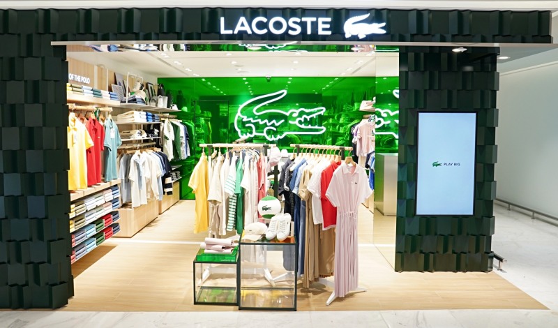 라코스테(LACOSTE), 롯데면세점 명동 본점 오픈. 국내 면세 최초로 뉴 트래블 리테일 컨셉 선봬