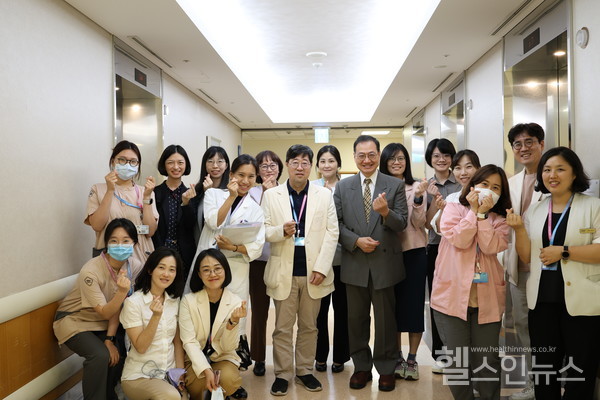 삼성서울병원은대만국립대병원의료진이지난24일~25일1박2일일정으로카티세포치료방문연수를다녀갔다고밝혔다.삼성서울병원은지난2021년국내에서가장먼저카티세포치료를시작한바있다.