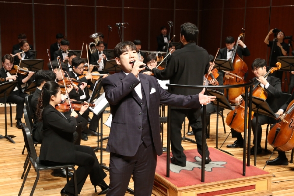 지난 25일 서울시 마포구에 위치한 마포아트센터에서 진행된 ‘위드콘서트, 기억의 울림’에서 테너 김성현이 ‘뮤지컬 이순신’의 ‘나를 태워라’를 열창하는 모습. / 사진=신한은행 제공