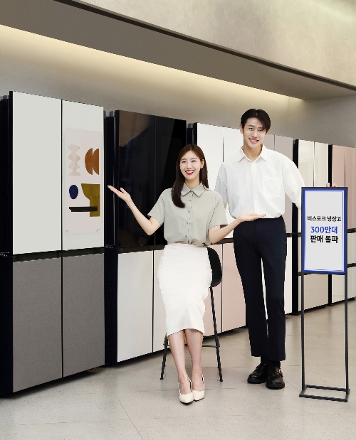 삼성전자는 비스포크 냉장고가 출시 5년 만에 국내 누적 판매량 300만대를 돌파했다고 26일 밝혔다. 사진은 삼성전자 모델이 삼성스토어 대치점에서 누적 판매량 300만대를 돌파한 비스포크 냉장고를 소개하고 있는 모습. (사진 = 삼성전자 제공)