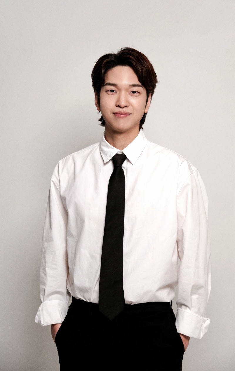 유재필, FNC엔터테인먼트와 재계약 체결…종횡무진 활약 예고