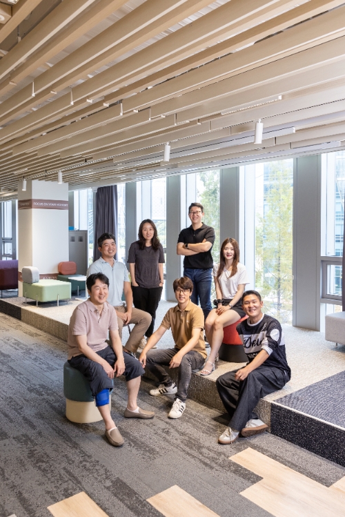 SK텔레콤(SKT)은 자사 연구진의 6G 기술 연구 논문이 ‘IEEE 커뮤니케이션스 매거진’에 게재된다고 26일 밝혔다. 사진은 (좌측에서 두 번째)주저자 나민수 SKT 6G개발팀장과 이번 논문 집필에 참여한 SKT 구성원들의 모습. (사진 = SKT 제공)