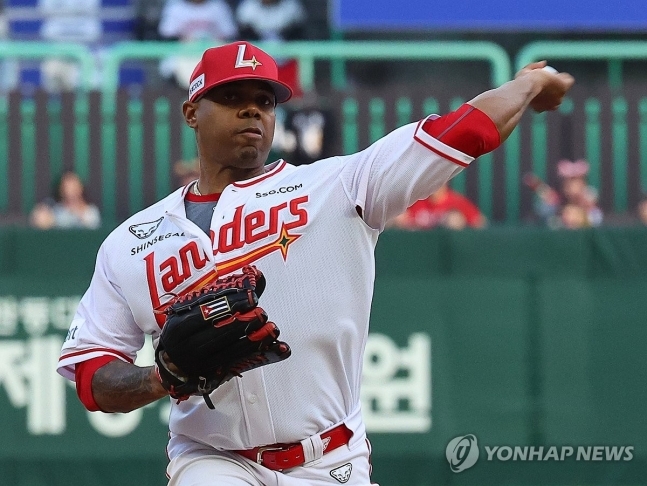 역투하는 SSG 선발 엘리아스