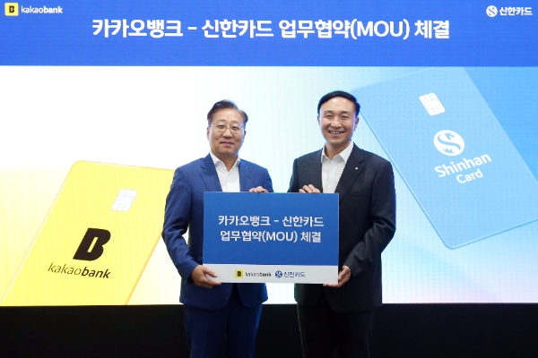 신한카드(사장 문동권)는 26일 서울 중구 신한카드 본사에서 카카오뱅크와 PLCC 상품 개발 및 공동 마케팅 추진을 위한 업무협약을 체결했다고 27일 밝혔다. 신한카드는 카카오뱅크의 첫번째 PLCC를 출시하며, 이를 통해 카카오뱅크 윤호영 대표이사(왼쪽)와 문 사장은 국내 최고 수준의 혁신금융서비스를 선보이기로 했다. / 사진=신한카드 제공