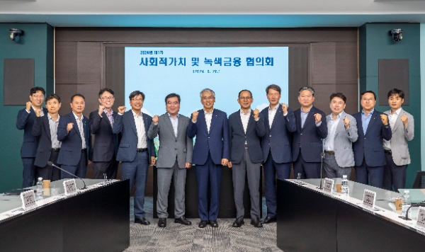 농협금융은 26일, 서울 중구 본사에서 사회적가치 및 녹색금융 협의회를 개최했다. 이석준 농협금융지주 회장(왼쪽에서 일곱 번째)과 지주 및 계열사 ESG담당 임직원들이 기념촬영을 하고 있다. / 사진=NH농협금융 제공