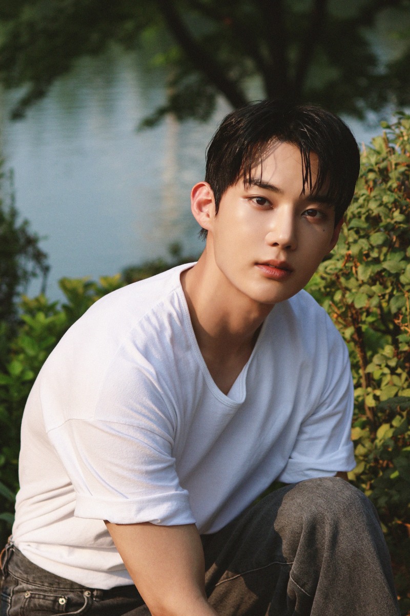 기현우, 여름 알리는 화보…청량X소년미 비주얼 ‘눈길’