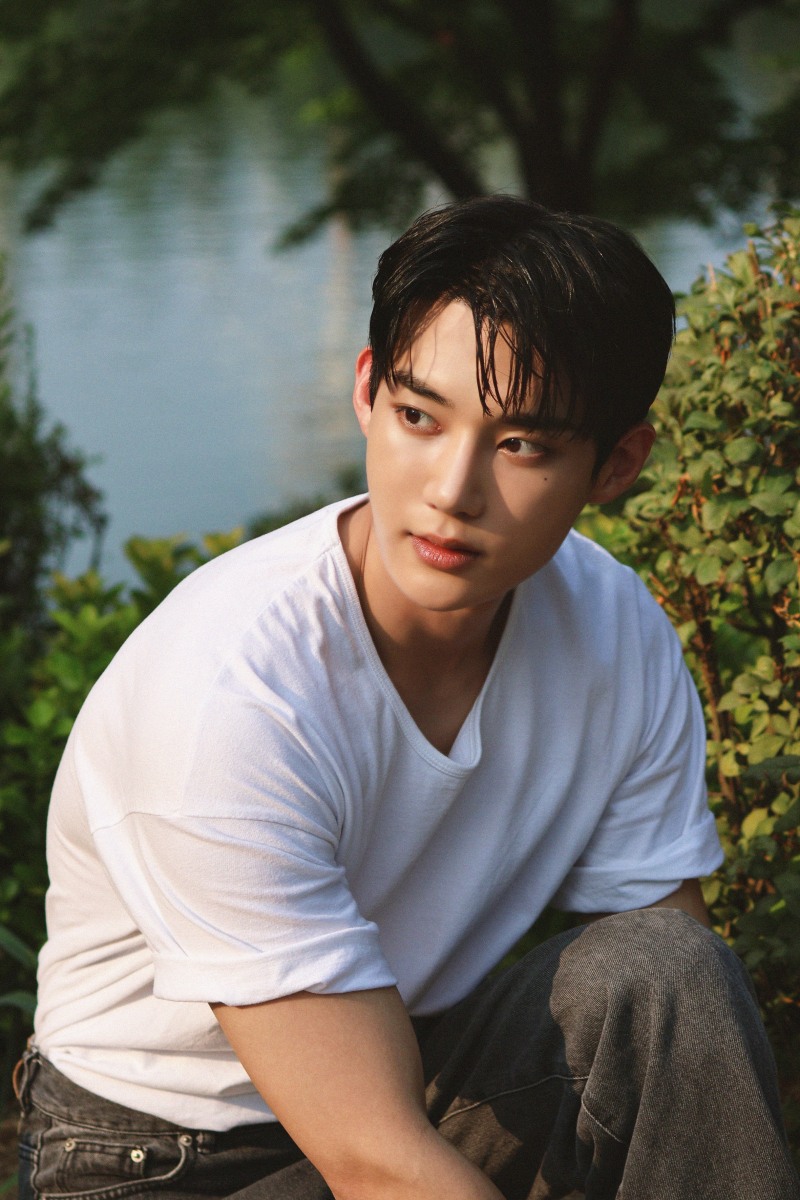 기현우, 여름 알리는 화보…청량X소년미 비주얼 ‘눈길’