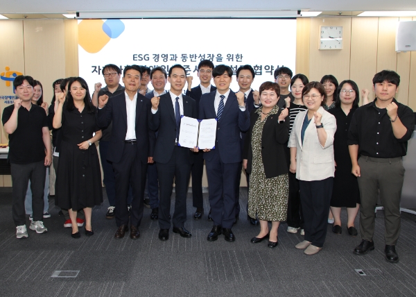 Sh수협은행은 지난 11일, 한국장애인고용공단과 장애인 일자리 창출을 위한 ‘자회사형 장애인 표준사업장’ 설립 협약을 체결했다. 사진은 협약식 후 기념촬영을 하는 모습. / 사진=Sh수협은행 제공