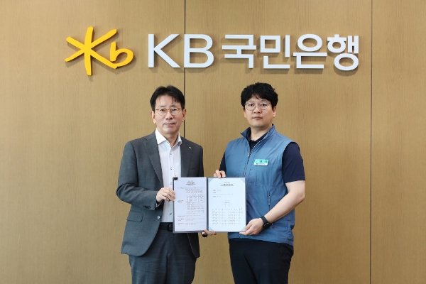 26일 서울 영등포구 여의도 소재 KB국민은행 신관 회의실에서 열린 '2024년 2/4분기 노사협의회 조인식'에서 이재근 KB국민은행장(좌측)과 김정 KB국민은행지부 위원장(우측)이 기념사진을 촬영하고 있다. / 사진=KB국민은행 제공