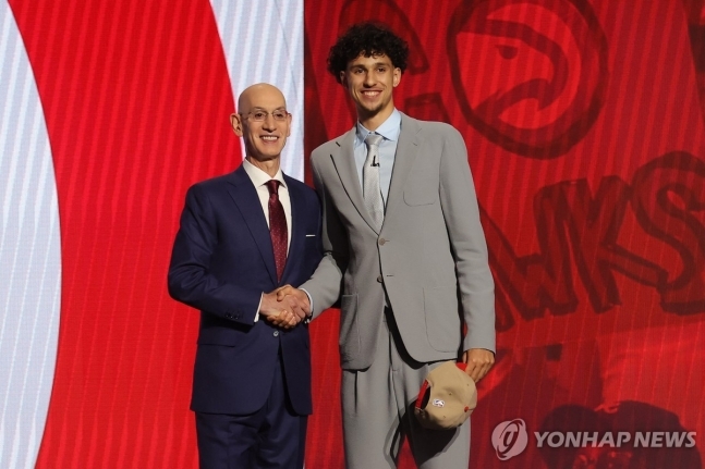 애덤 실버 NBA 커미셔너와 자카리 리자셰