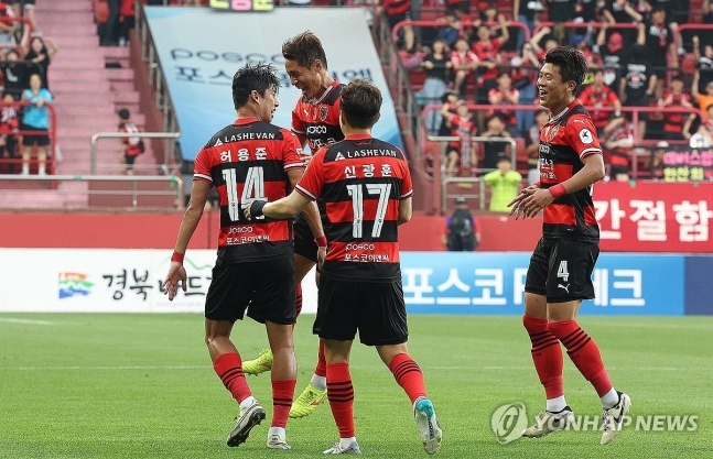 포항 허용준이 골을 넣고 동료들의 축하를 받고 있다.