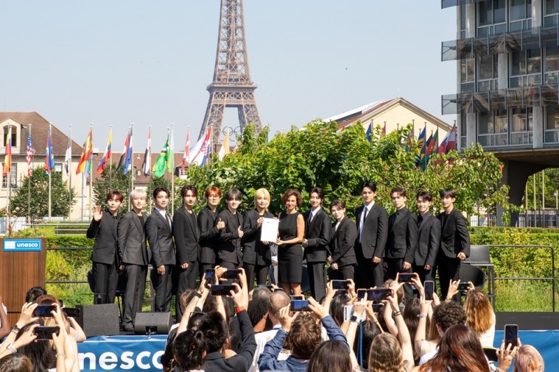 세븐틴 등장에 프랑스 파리 유네스코 본부 ‘들썩’…글로벌 매체 취재 열기 ‘후끈’