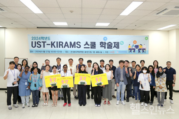 학술제수상자와교수진기념촬영