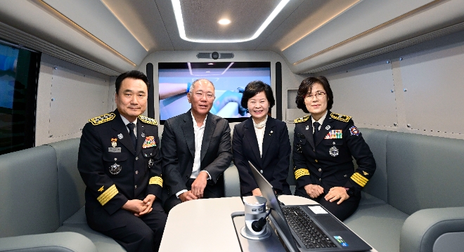 (왼쪽부터) 남화영 소방청장, 정의선 현대차그룹 회장, 김애숙 제주도 정무부지사, 고민자 제주소방안전본부장이 소방관 회복지원 수소전기버스 내부를 체험한 후 기념 촬영을 하고 있다. / 사진=현대차그룹 제공