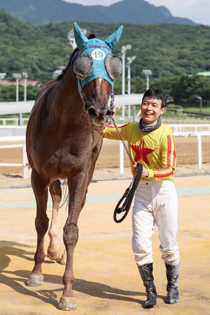 스포츠동아배 우승마 한강파워와 유승완 기수