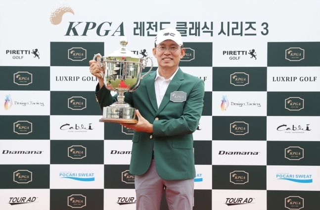 '시니어 투어 4승째' 이영기, KPGA 레전드 클래식 시리즈 3 우승
