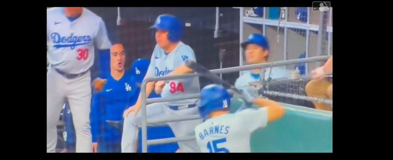 에레라가 아무 일도 일어나지 않은 것처럼 태연한 표정을 지어보이고 있다. 오타니 쇼헤이 통역사가 매우 놀란 표정을 지어보이고 있다.