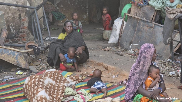 수단 분쟁으로 서부 다르푸르 지역의 학교로 피난한 국내실향민 © 세이브더칠드런