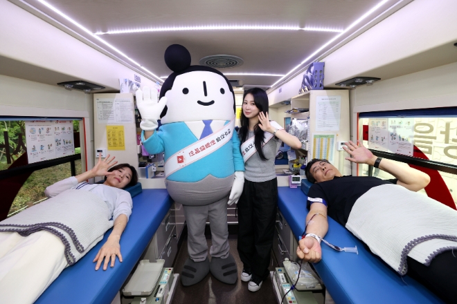 대우건설 임직원들이 헌혈캠페인에 참여하고 있다. / 사진=대우건설 제공