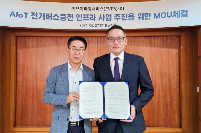 (왼쪽부터) KT 강남광역본부 신상대 상무와 이브이파킹서비스 김정수 대표가 KT 분당사옥에서 전기버스 충전 종합솔루션 사업 추진을 위한 업무협약을 체결했다.