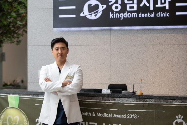 "심미성 중요한 앞니 임플란트, 치과 선택 기준은"