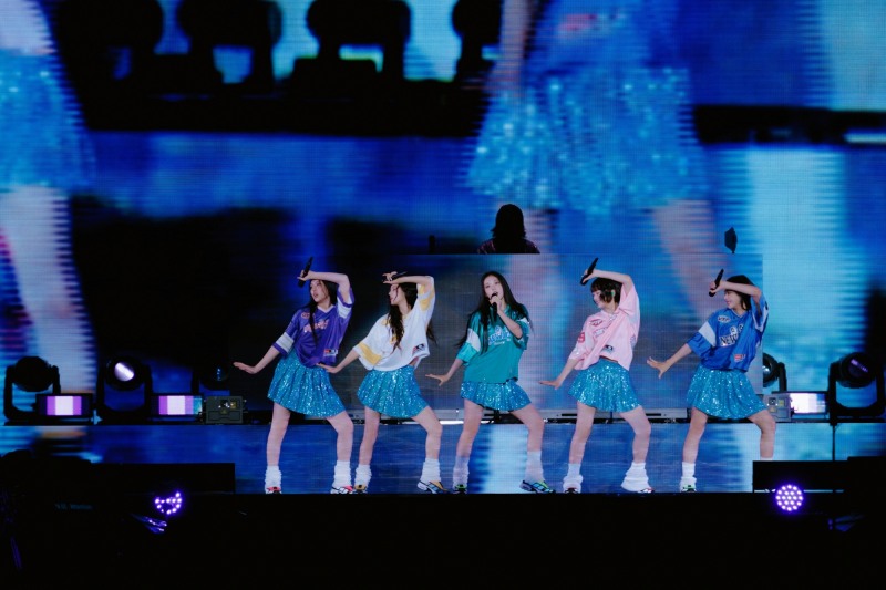 ‘전곡 떼창’ 日서도 뉴진스 신드롬…도쿄돔에 울려 퍼졌다