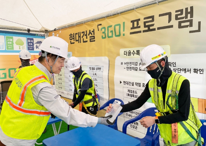 현대건설은 지난 27일 경기도 의정부시에 위치한 힐스테이트 회룡역 파크뷰 현장에서 혹서기 현장 특별 점검 및 온열질환 대응 캠페인을 실시했다고 28일 밝혔다. 사진은 현대건설 황준하 CSO가 힐스테이트 회룡역 파크뷰 현장을 찾아 근로자들에게 수분 보충 음료 링티를 제공하고 있는 모습. (사진 = 현대건설 제공)