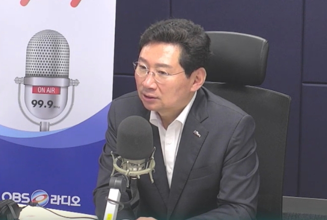 이상일 용인시장이 경인방송 ‘박성용의 시선공감’과 OBS라디오 ‘최진만·이유나의 굿모닝 OBS’ 인터뷰에서 2년 동안 시정운영 소회와 성과를 밝히고 있다.(사진=용인시)