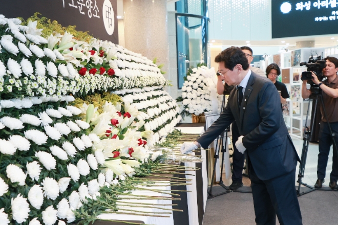 이상일 용인특례시장은 29일 오전 ‘화성 아리셀 공장 화재 사고 추모분향소’가 마련된 화성시청을 찾아 조문하고 있다.(사진=용인시)
