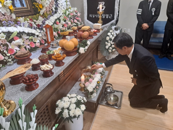 김동연 경기도지사가 29일 오후 화성 공장화재 사고 희생자 빈소를 찾아 조문하고 있다.(사진=경기도)