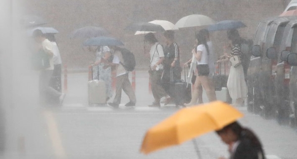 정체전선이 북상하며 호우특보가 내려진 29일 오후 제주국제공항에 굵은 장맛비가 쏟아지고 있다.