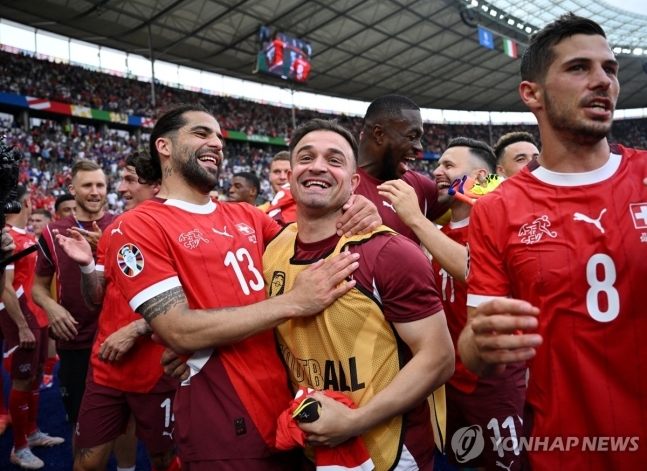 이탈리아 꺾고 기뻐하는 스위스 선수들