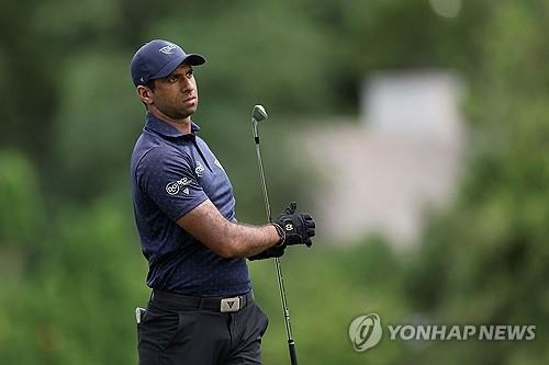 아이언 샷을 날린 라이.