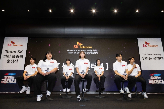 Team SK 선수들이 단체 인터뷰에 임하는 모습, 좌로부터 황선우(수영), 박혜정(역도), 강경민(핸드볼), 윤지수(펜싱), 송세라(펜싱), 구본길(펜싱), 오상욱(펜싱)