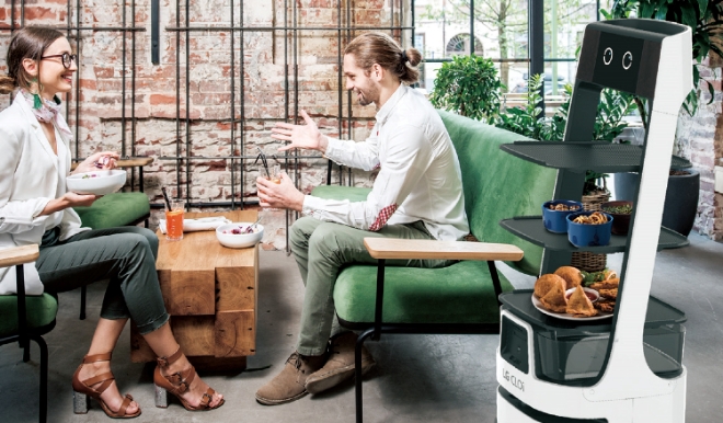 LG전자가 이달부터 ‘LG 클로이(CLOi) 로봇' 구독 서비스를 본격 시작한다. 고객들은 공감지능(AI) 클로이 로봇을 구독으로 이용하며 초기 구매 비용을 비롯해 전문적인 제품 관리 및 점검에 대한 부담을 해결할 수 있다. 사진은 리테일 매장, 호텔, 병원, 식당 등 다양한 공간에서 활동하는 'LG 클로이 서브봇'