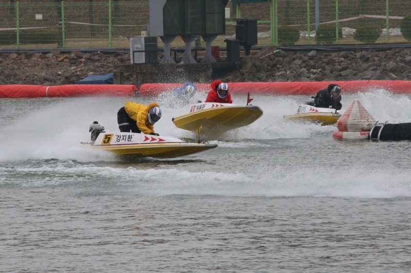 미사리경정장에서 출전 선수들이 거센 바람 속에 턴마크를 돌며 경합을 벌이고 있다