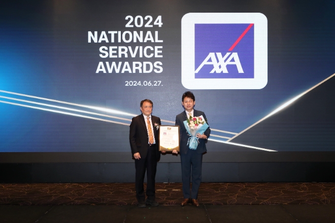 ‘2024 국가서비스대상’ 시상식에서 시상자인 산업정책연구원 조동성 이사장(왼쪽)과 도창국 악사손보 고객세일즈본부장(오른쪽)이 수상 후 기념촬영하고 있다.